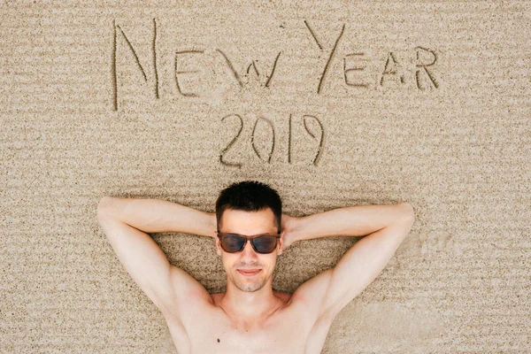 Jonge Man Zonnebril Liegen Topless Aan Zandstrand Met Nieuwjaar 2019 — Stockfoto