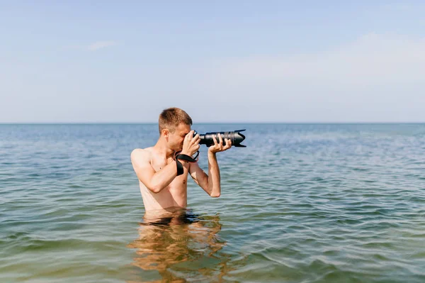 Młody Turysta Zdjęcie Aparatu Stałego Morze — Zdjęcie stockowe
