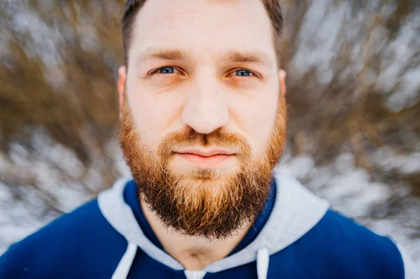 Retrato Invierno Del Hombre Barbudo Con Fondo Borroso — Foto de Stock