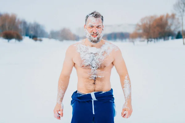 Barbuto Uomo Senza Maglietta Piedi Congelato Sfondo Lago Innevato — Foto Stock