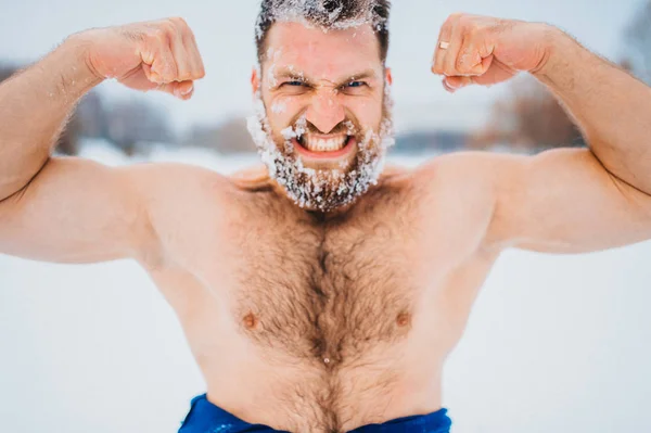 Γενειοφόρος Άνδρας Shirtless Στέκεται Στην Παγωμένη Λίμνη Χιονισμένο Φόντο — Φωτογραφία Αρχείου