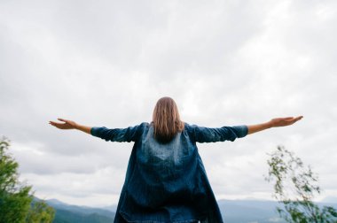 arkadan görünüşü güzel dağlar kadınla arka plan üzerinde