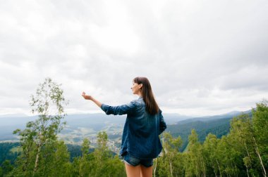 arka plan üzerinde güzel dağları ile yalnız genç gezgin