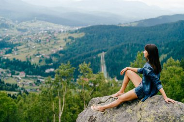 Yalnız genç gezgin güzel dağlar arıyorsunuz