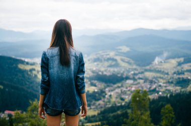 arkadan görünüşü güzel dağ arayan yalnız genç gezgin