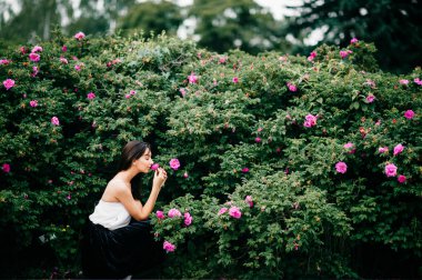 Botanik bahçesi içinde poz genç esmer kız