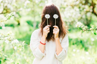 kısmi görünümü olan kadın karahindiba bahar çiçek açan bahçesinde