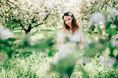 bahar çiçek bahçesinde ihale kadın portresi