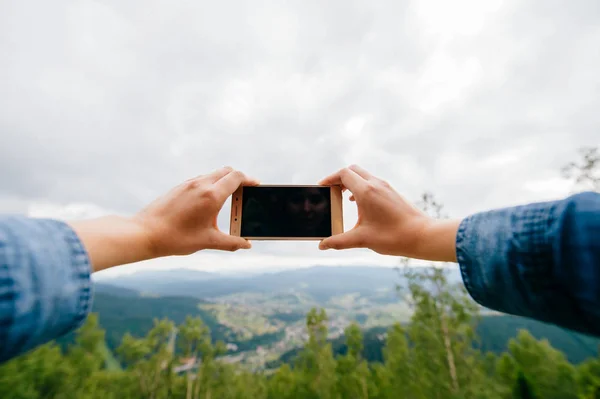 Teilbild Einer Frau Beim Fotografieren Der Natur Auf Dem Smartphone — Stockfoto