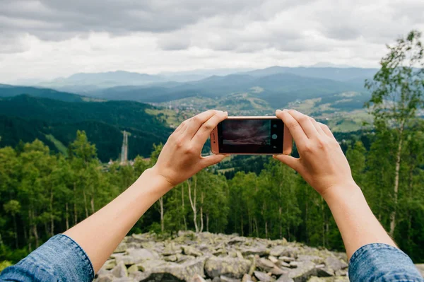 Vista Parcial Mujer Tomando Fotos Naturaleza Teléfono Inteligente — Foto de Stock