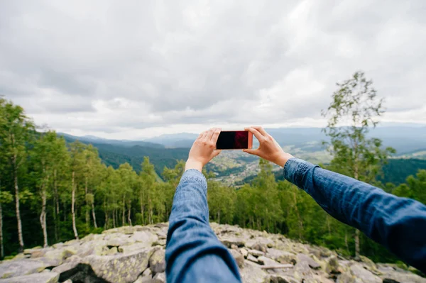 Vista Parcial Mujer Tomando Fotos Naturaleza Teléfono Inteligente — Foto de Stock