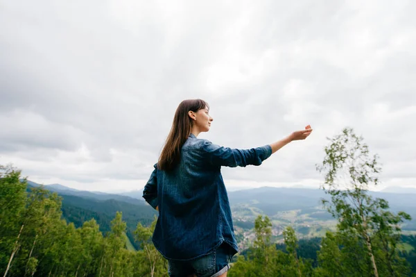 Frau Mit Schönen Halterungen Auf Dem Hintergrund — Stockfoto