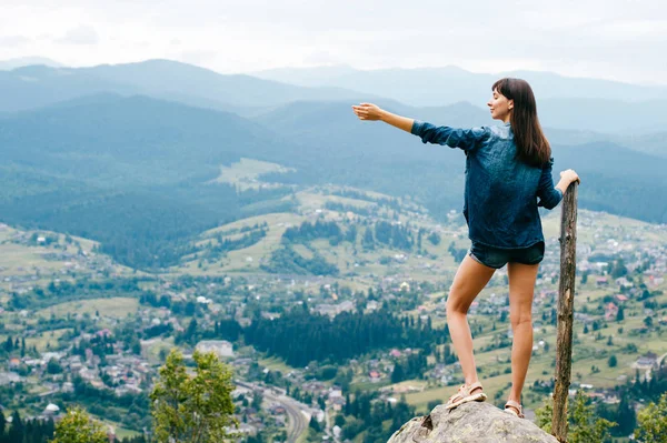 Joven Viajero Solitario Con Hermosas Montañas Fondo — Foto de Stock