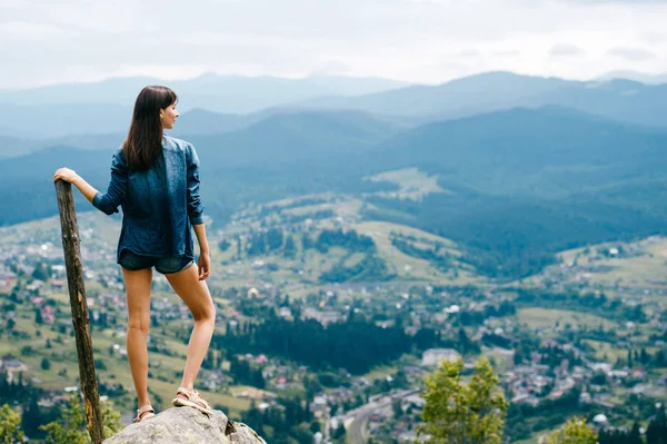 Joven Viajero Solitario Con Hermosas Montañas Fondo — Foto de Stock