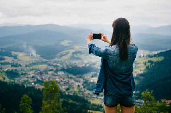 Rückansicht Einer Frau Die Schöne Berge Auf Dem Smartphone Fotografiert — Stockfoto