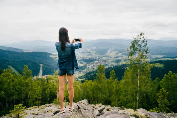 Rückansicht Einer Frau Die Schöne Berge Auf Dem Smartphone Fotografiert — Stockfoto