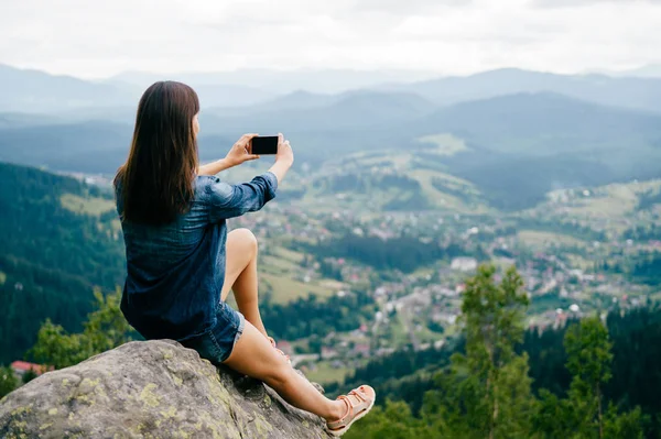 Ung Kvinna Tar Bild Vackra Berg Smartphone — Stockfoto