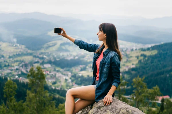 Junge Frau Fotografiert Schöne Berge Mit Dem Smartphone — Stockfoto