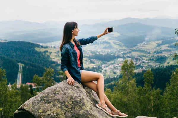 Ung Kvinna Tar Bild Vackra Berg Smartphone — Stockfoto