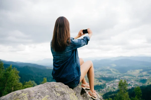 Vista Trasera Mujer Tomando Fotos Hermosas Montañas Teléfono Inteligente — Foto de Stock