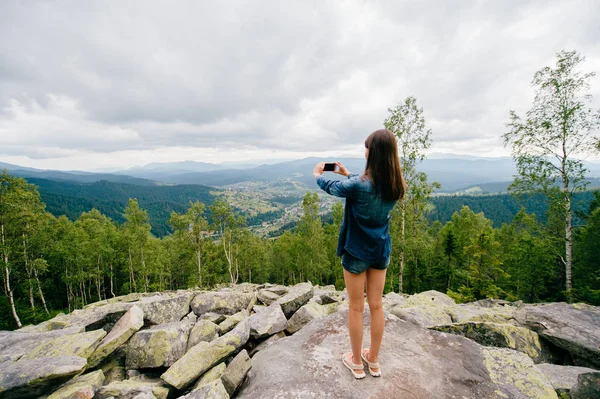 Vista Trasera Mujer Tomando Fotos Hermosas Montañas Teléfono Inteligente — Foto de Stock