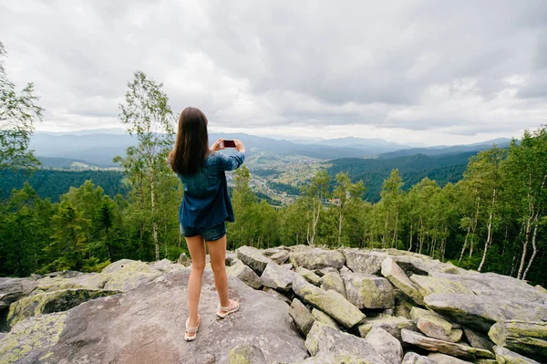 Vista Trasera Mujer Tomando Fotos Hermosas Montañas Teléfono Inteligente — Foto de Stock