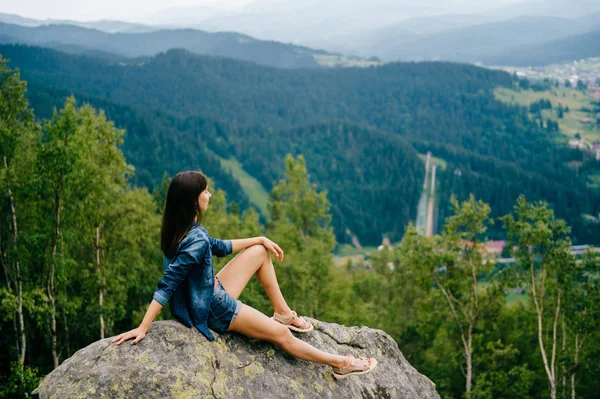Einsamer Junger Reisender Mit Wunderschönen Bergen Hintergrund — Stockfoto