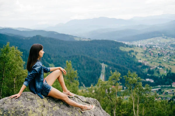 Einsamer Junger Reisender Mit Blick Auf Schöne Berge — Stockfoto