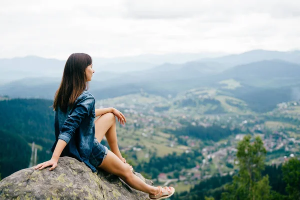 Joven Viajero Solitario Mirando Hermosas Montañas — Foto de Stock