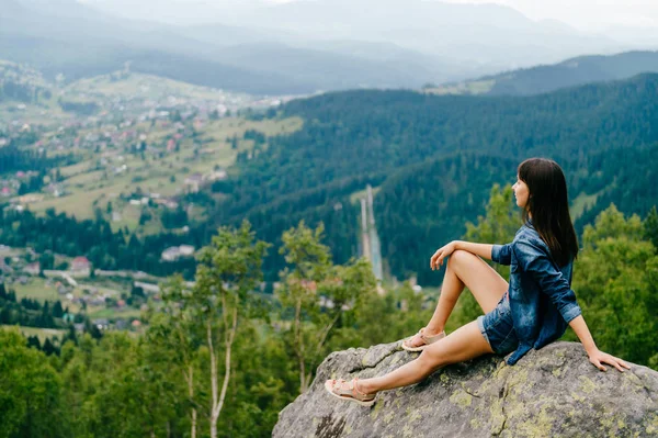 Einsamer Junger Reisender Mit Blick Auf Schöne Berge — Stockfoto