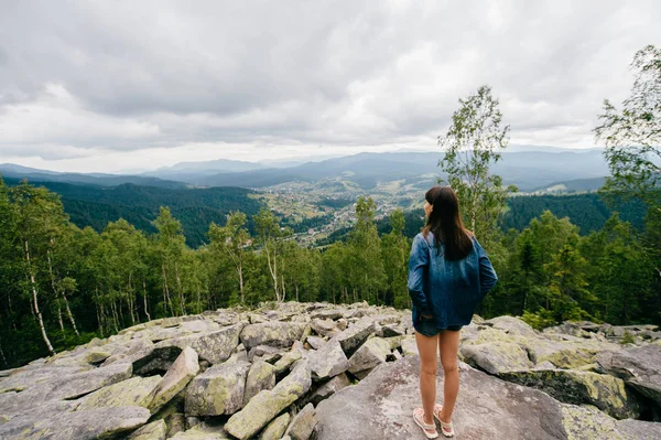 Jovem Viajante Solitário Olhando Para Belas Montanhas — Fotografia de Stock