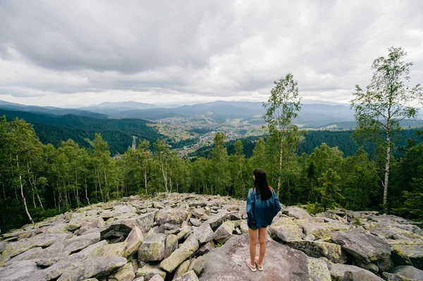 在美丽的山上看着孤独的年轻旅行者的背影 — 图库照片
