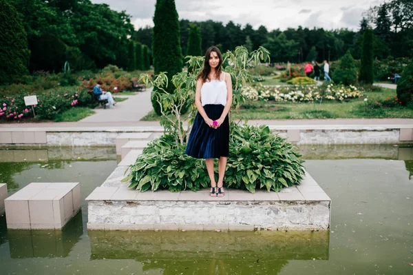 植物園でポーズをとって若いブルネットの少女 — ストック写真