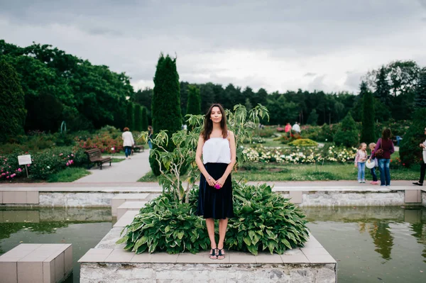 植物園でポーズをとって若いブルネットの少女 — ストック写真