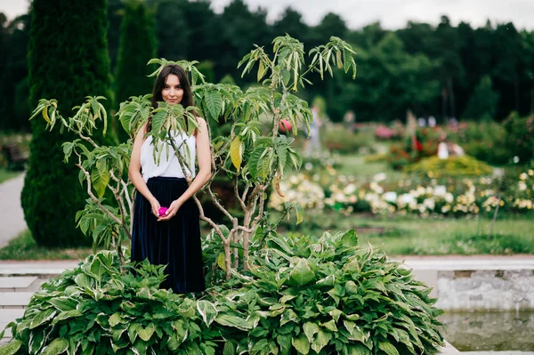 Joven Morena Posando Jardín Botánico —  Fotos de Stock