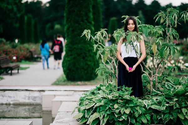 Junges Brünettes Mädchen Posiert Botanischen Garten — Stockfoto