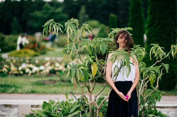 植物園でポーズをとって若いブルネットの少女 — ストック写真