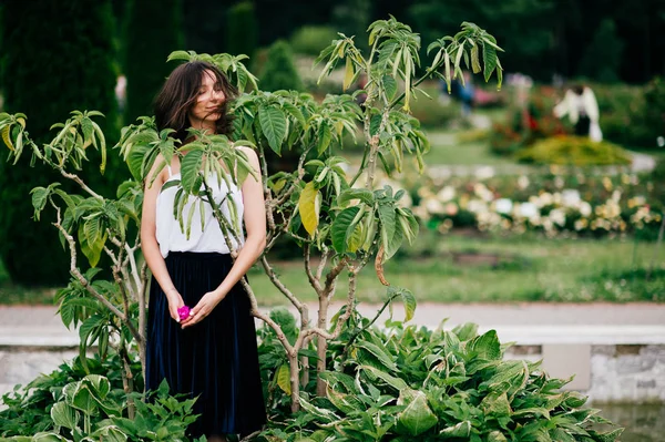 Mladá Bruneta Dívka Pózuje Botanické Zahradě — Stock fotografie