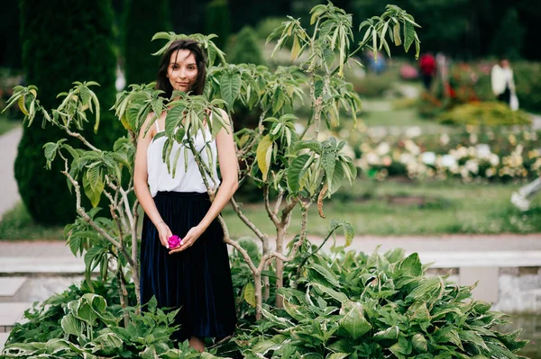 Mladá Bruneta Dívka Pózuje Botanické Zahradě — Stock fotografie