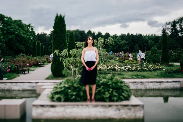 Jovem Morena Posando Jardim Botânico — Fotografia de Stock