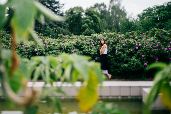 Jeune Fille Brune Posant Dans Jardin Botanique — Photo