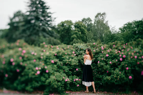 Junges Brünettes Mädchen Posiert Botanischen Garten — Stockfoto