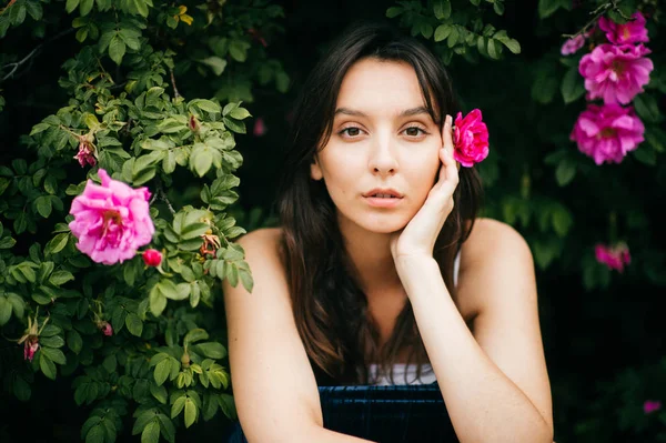 Portrait Jeune Femme Avec Belles Fleurs Autour Dans Jardin Botanique — Photo