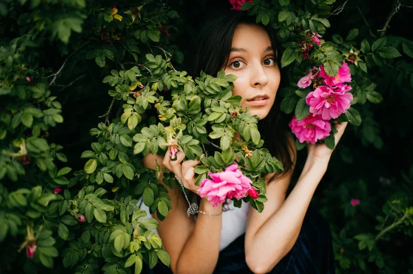 Portrét Mladé Ženy Krásnými Květinami Kolem Botanické Zahradě — Stock fotografie