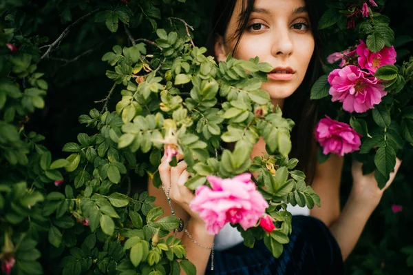 Portré Fiatal Gyönyörű Virágok Ezen Környéken Botanikus Kertben — Stock Fotó