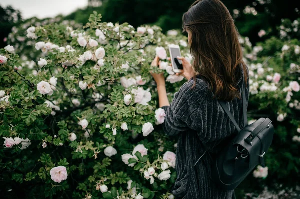 Teilbild Einer Frau Die Botanischen Garten Schöne Blumen Auf Dem — Stockfoto