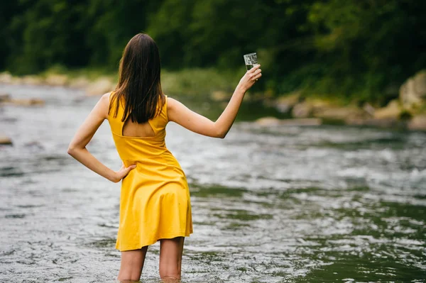 Rückansicht Einer Frau Mit Einem Glas Wasser Flussufer — Stockfoto