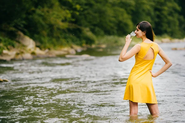 Mujer Joven Con Vaso Agua Orilla Del Río —  Fotos de Stock