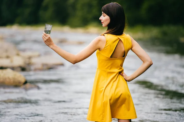 Молода Жінка Склянкою Води Березі Річки — стокове фото