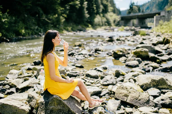 Jeune Femme Eau Potable Bord Rivière Avec Des Pierres Sur — Photo